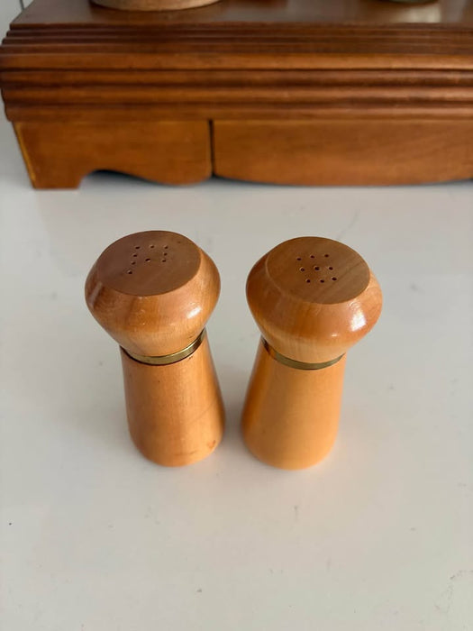 Wooden Salt & Pepper Shakers Set – Vintage Style w/ Brass Detail (Farmhouse Kitchen)